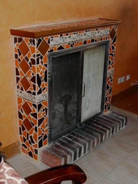 Chemin&eacute;e recouverte de mosa&iuml;que aux couleurs du Maroc 
